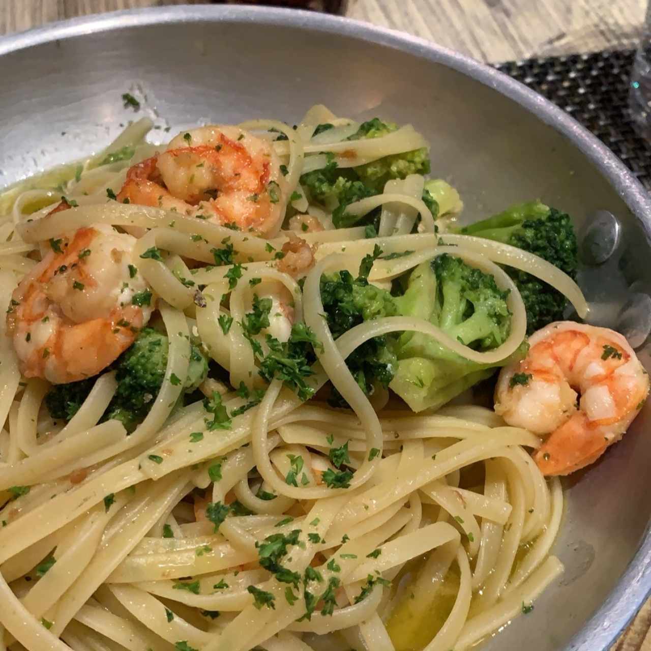 fettuccine con brocoli y camarones