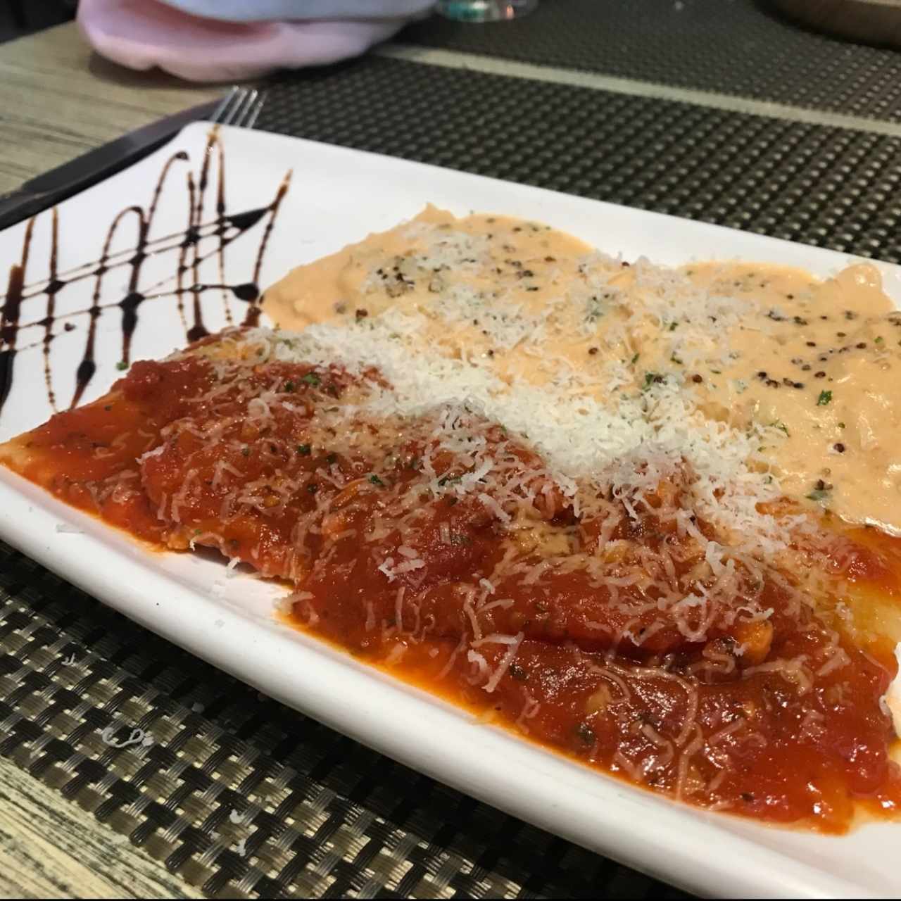 Duo de Ravioli de Salmon Ahumado y Queso Ricotta, a la Crema de Cebollina Junto a Raviolis de Berenjena a la Pizzaiola.