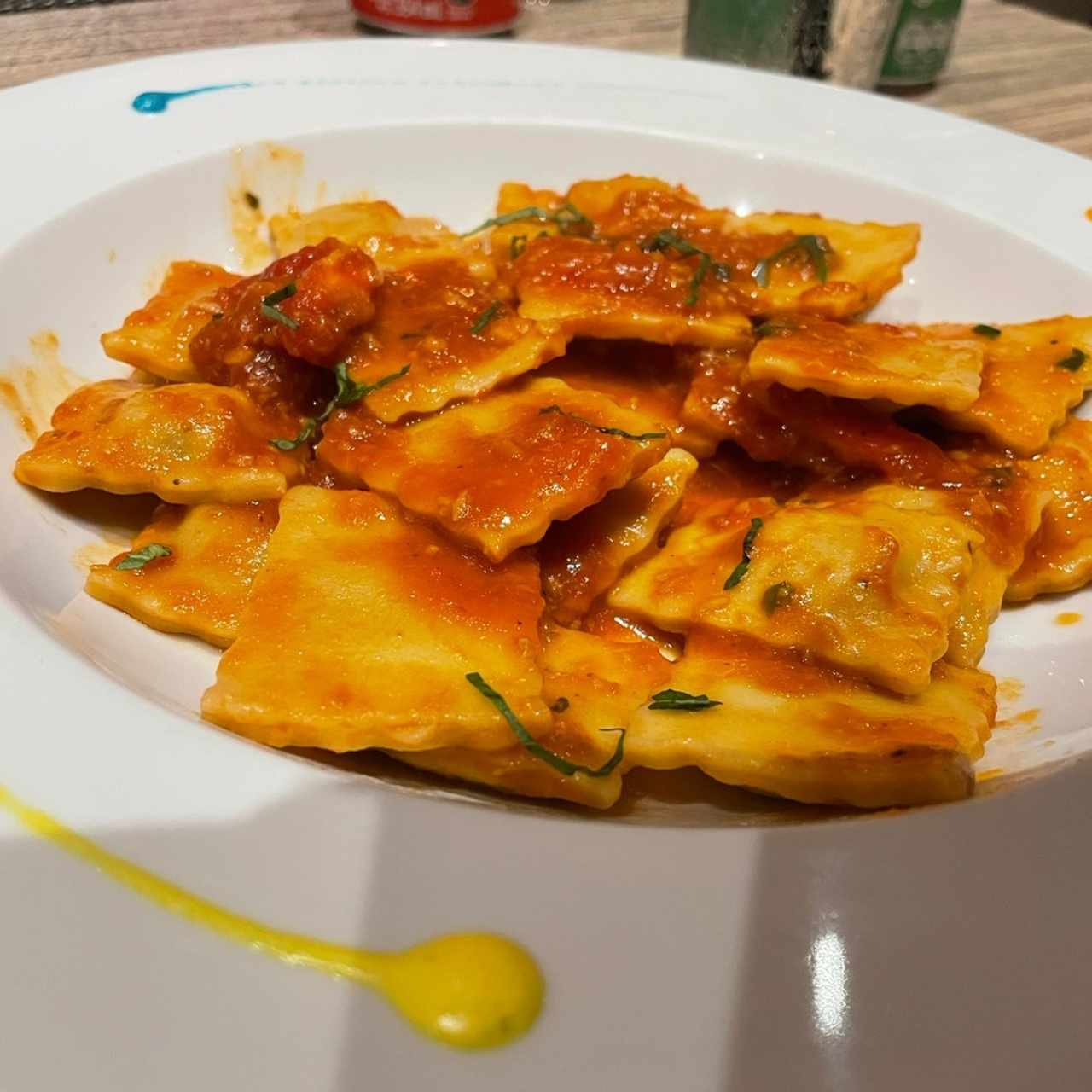 Raviolis de carne en salsa pomodoro 