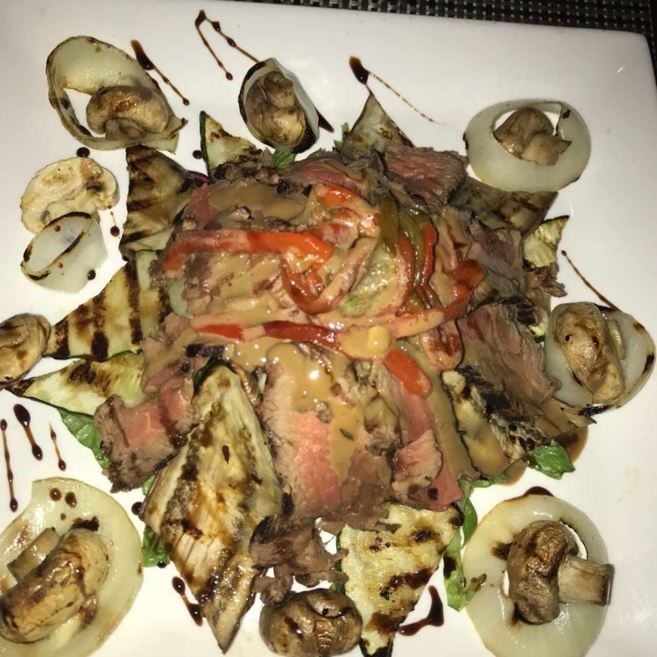 Ensalada Tagliata de Roast Beff con Vegetales Rostizados