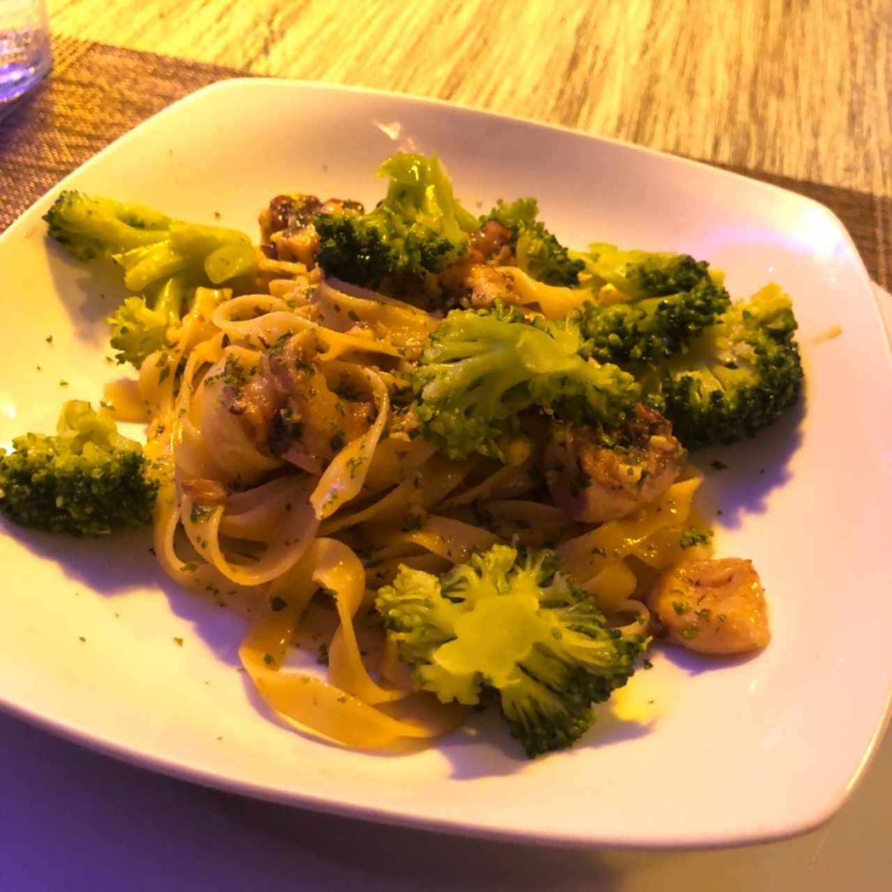 fettucine al oleo con pulpo y brocoli