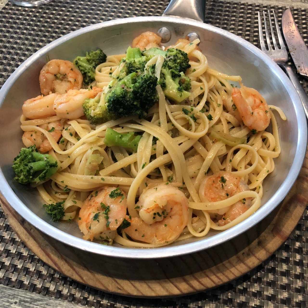 Linguini con Camaron y Brócoli