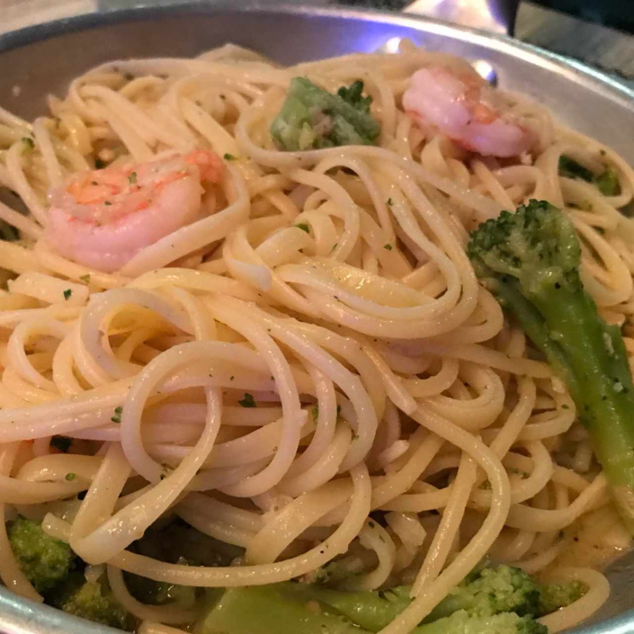 Linguini con Camaron y Brócoli