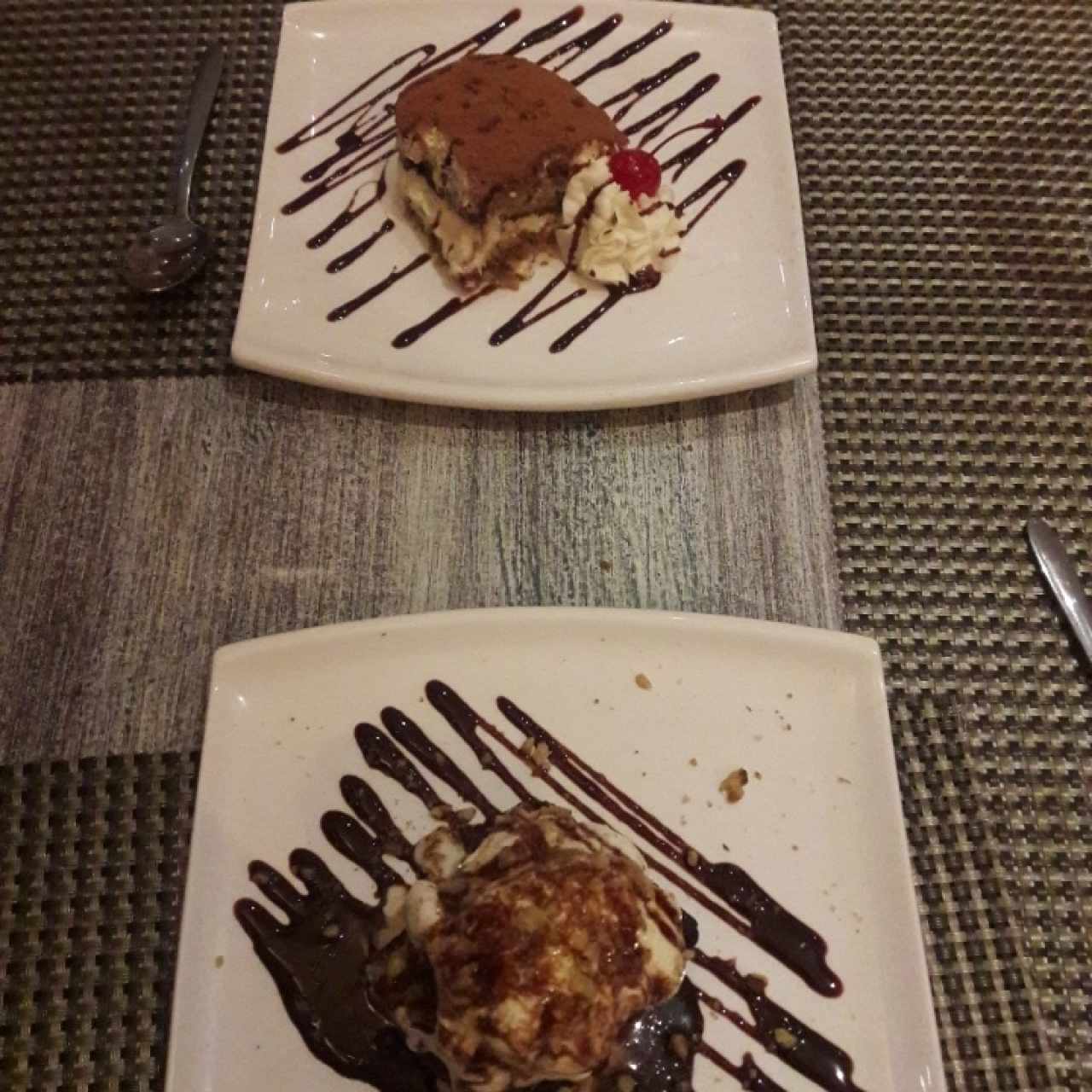 Postres - Torta de Tiramisu y brownie con helado