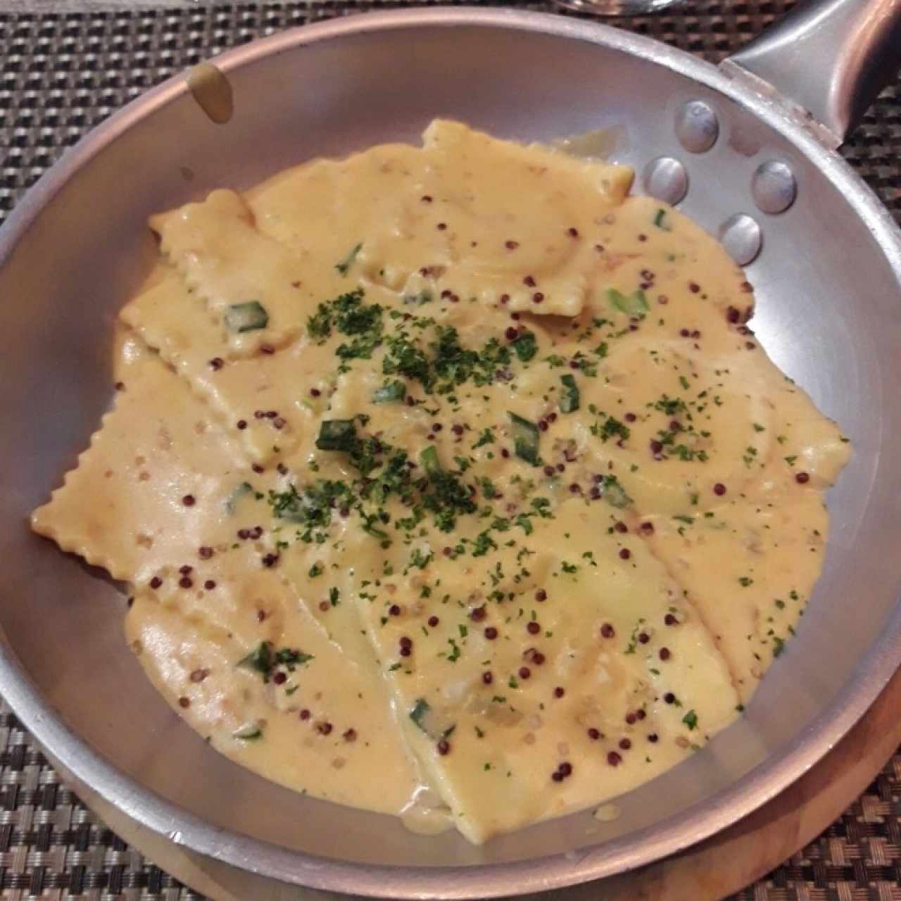 Ravioli de Salmon Ahumado y Queso Ricotta, a la Crema de Cebollina