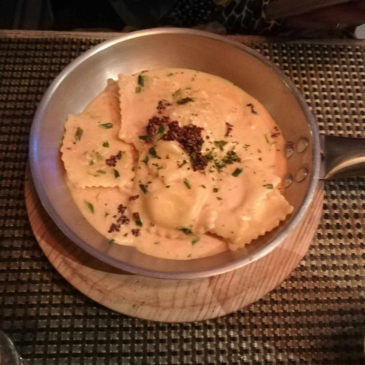 Ravioli de Salmon Ahumado y Queso Ricotta, a la Crema de Cebollina