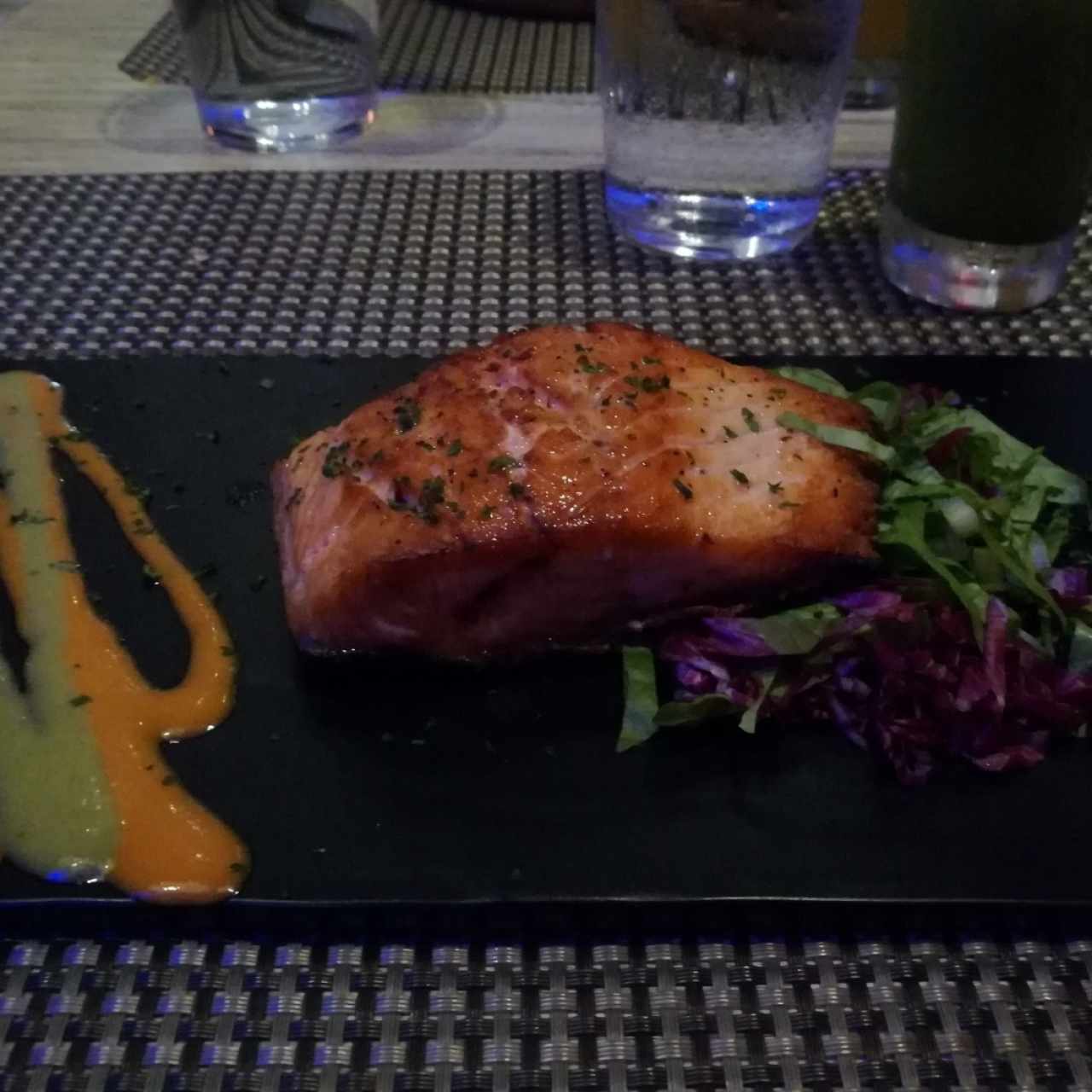 Lomo de Salmon o Atún al Grill Con Acompañamiento de su Seleccion