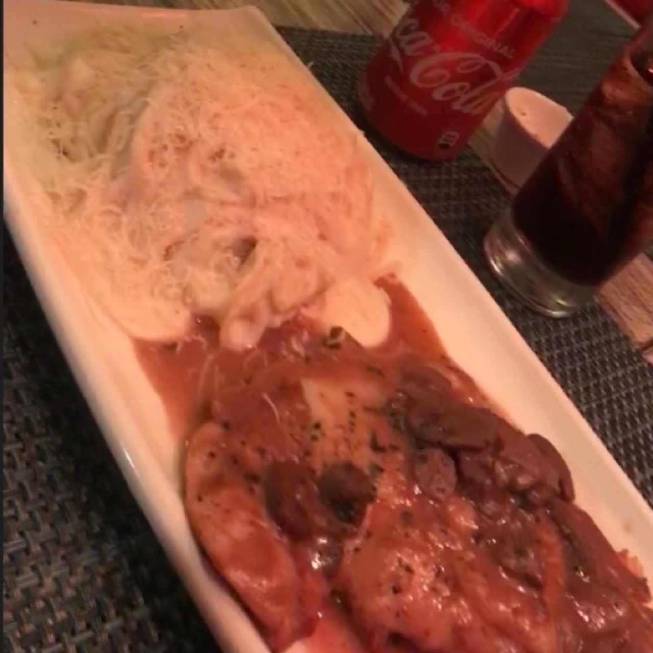 cartoccio de Pollo con salsa de vino y champiñones