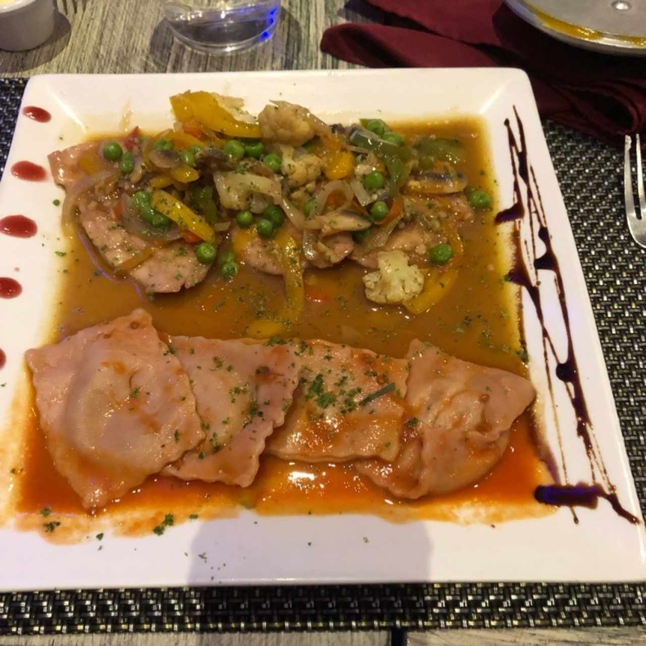 Escalopina de Cerdo del Bosque, con Raviolis Morados