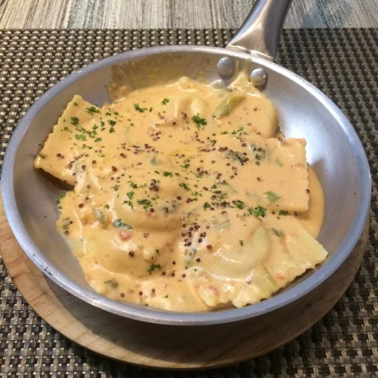 Duo de raviolis de salmón y queso ricotta a la crema de cebollina junto a raviolis de berenjena a la pizzaiola