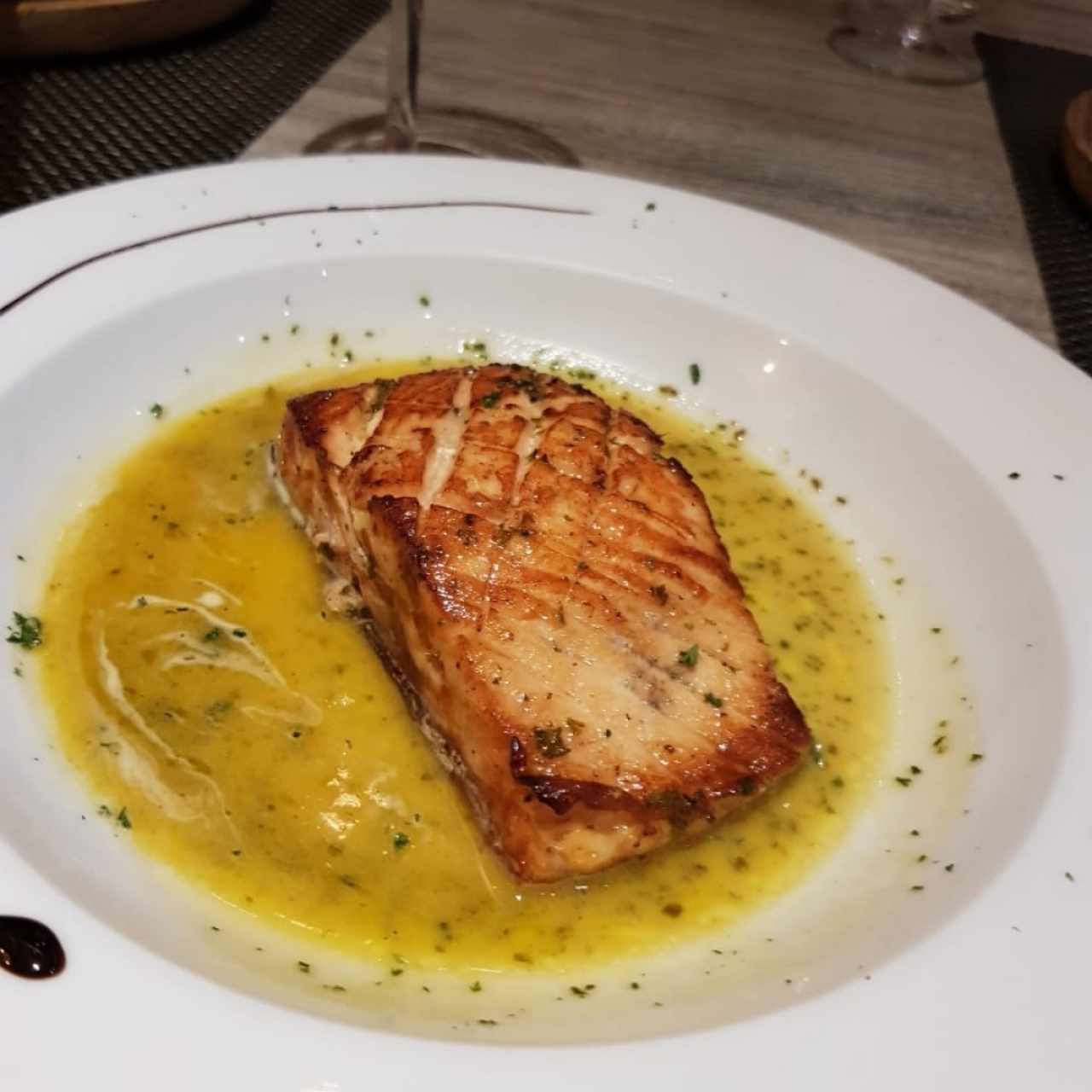 Salmon en salsa de mantequilla y ajo