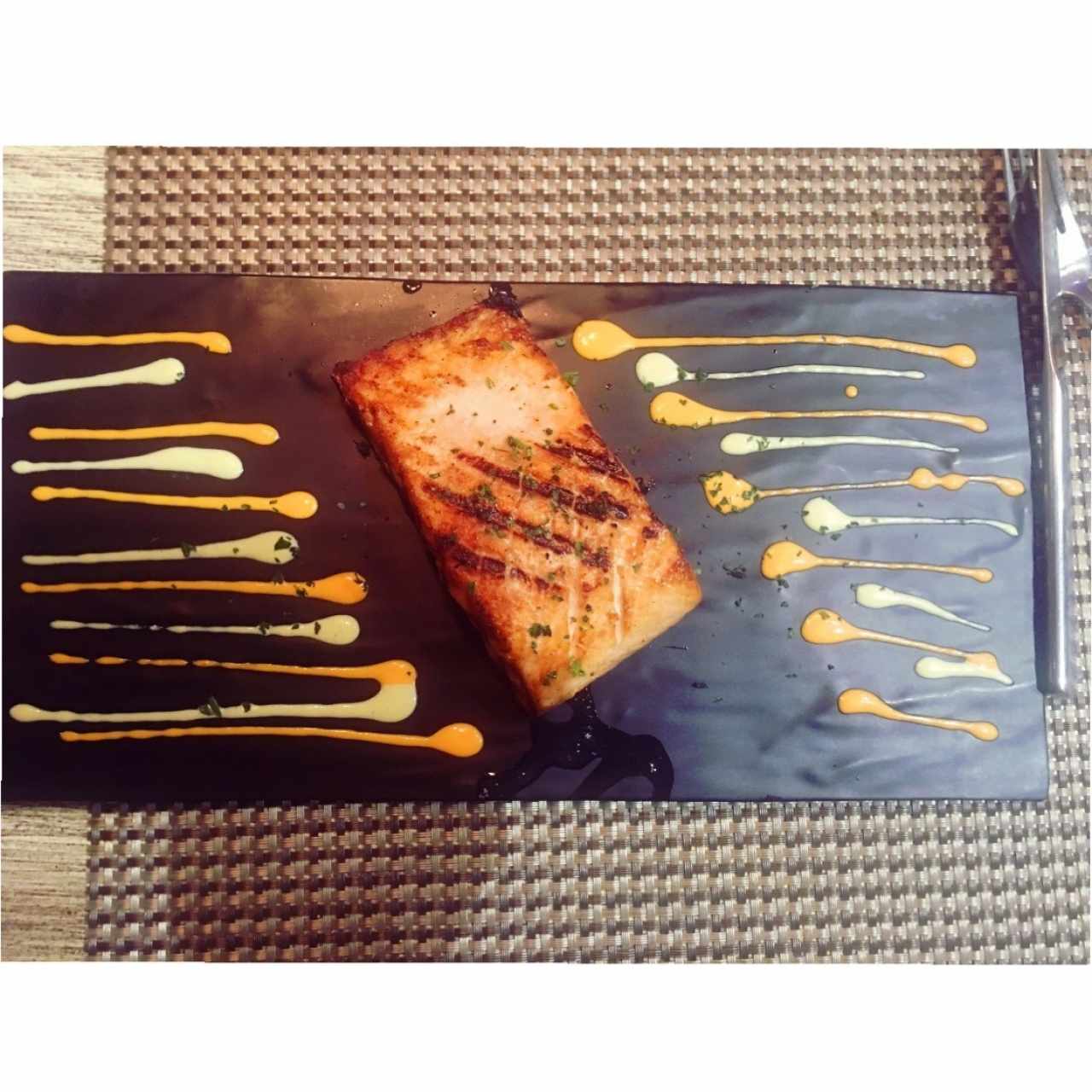 Lomo de Salmon o Atún al Grill Con Acompañamiento de su Seleccion