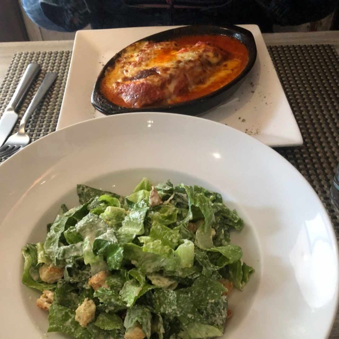 Lasagna de Berenjena a la Parmesana y Ensalada Cesar