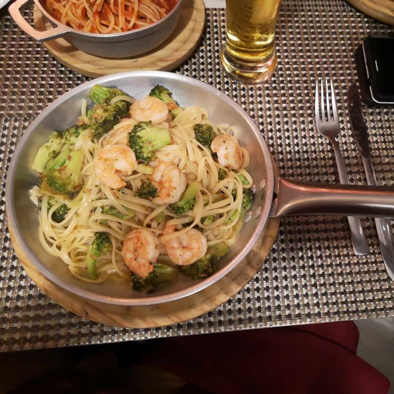 Fettuccine con camarones y brócoli