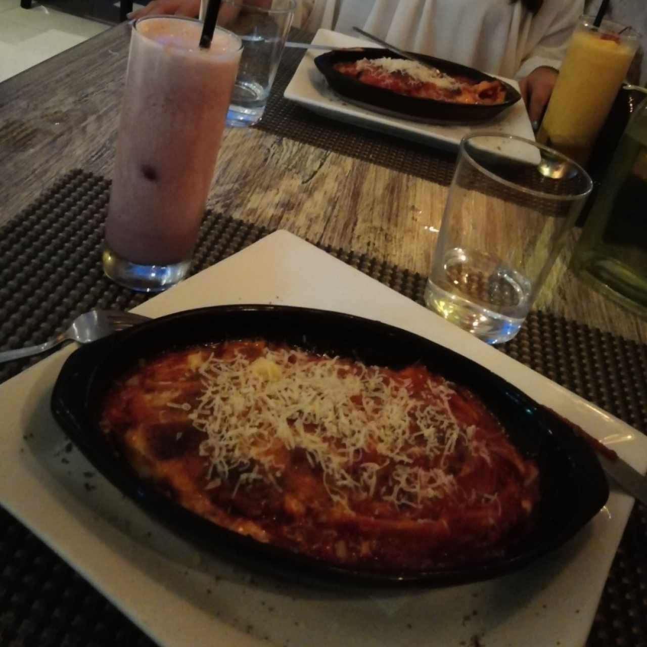 Lasagna de Carne Bolognesa, jugo de fresa con leche