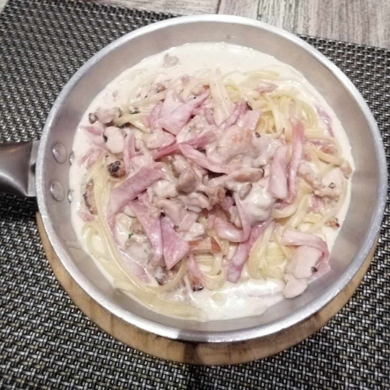 linguini Alfredo con jamon y pollo