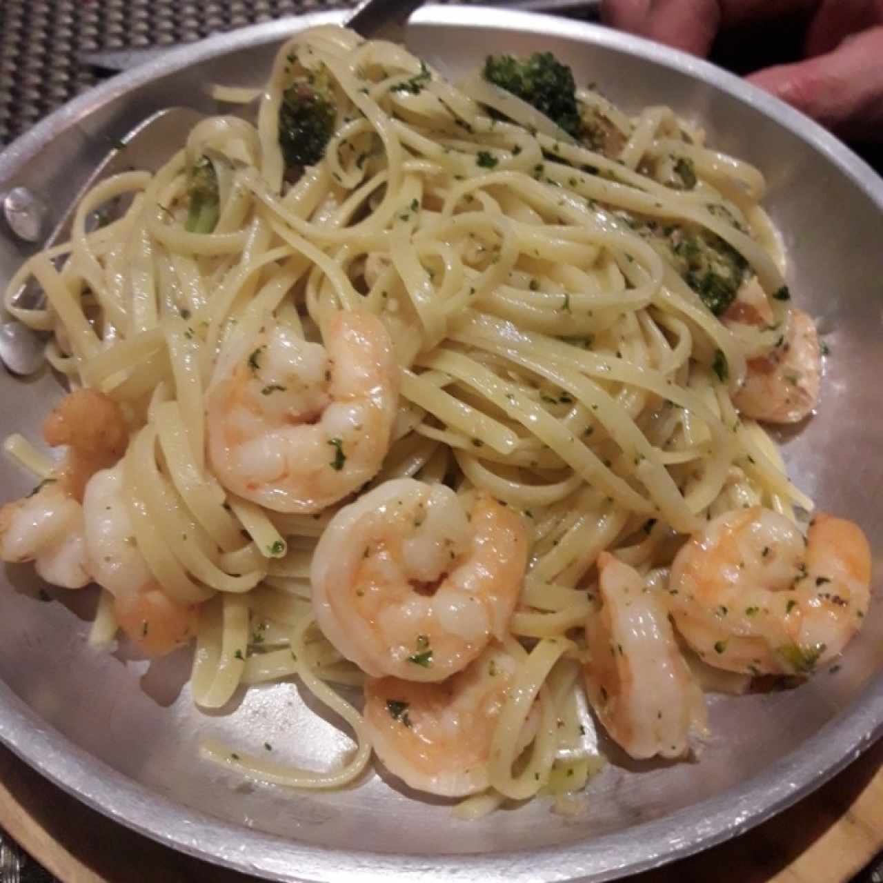 Pasta al oleo con vegetales y camarones.