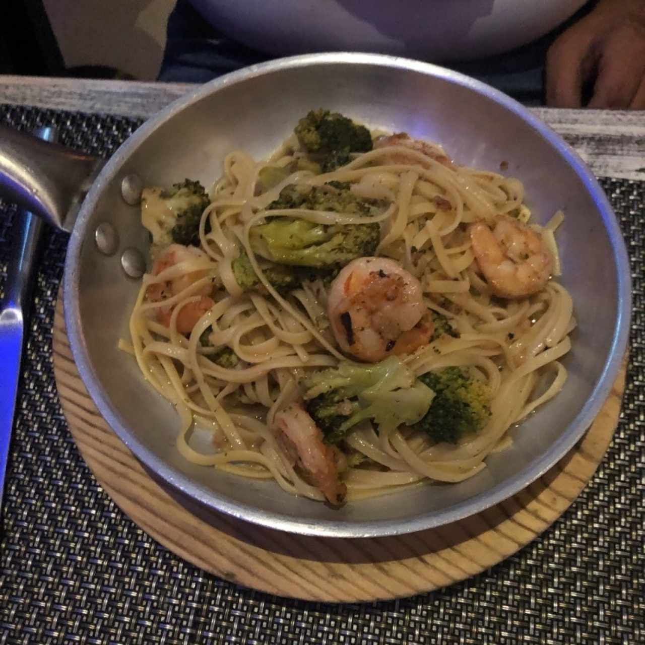 Linguini con brocoli y camarones