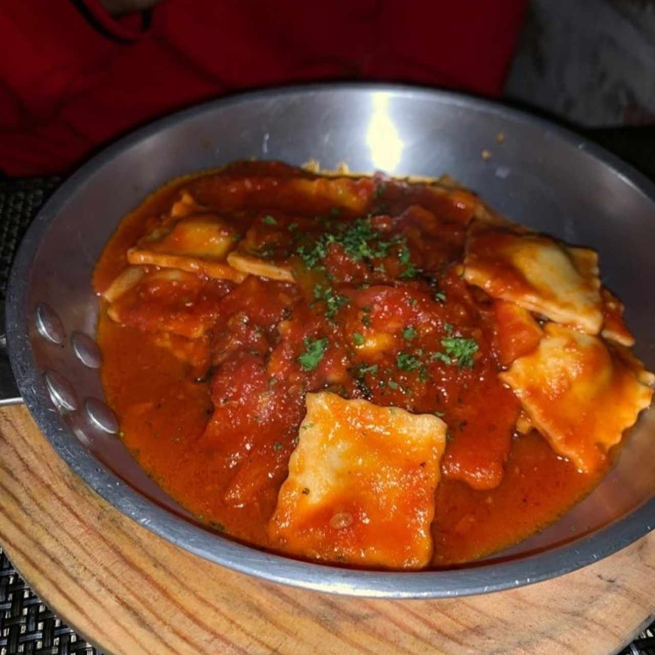 tortelinis de carne en salsa di pomodoro