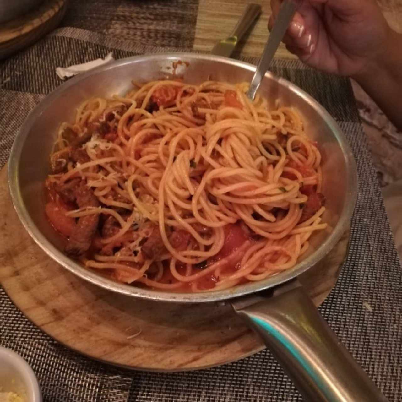 Espaguetti con filete de res en salsa natural de tomates 😋