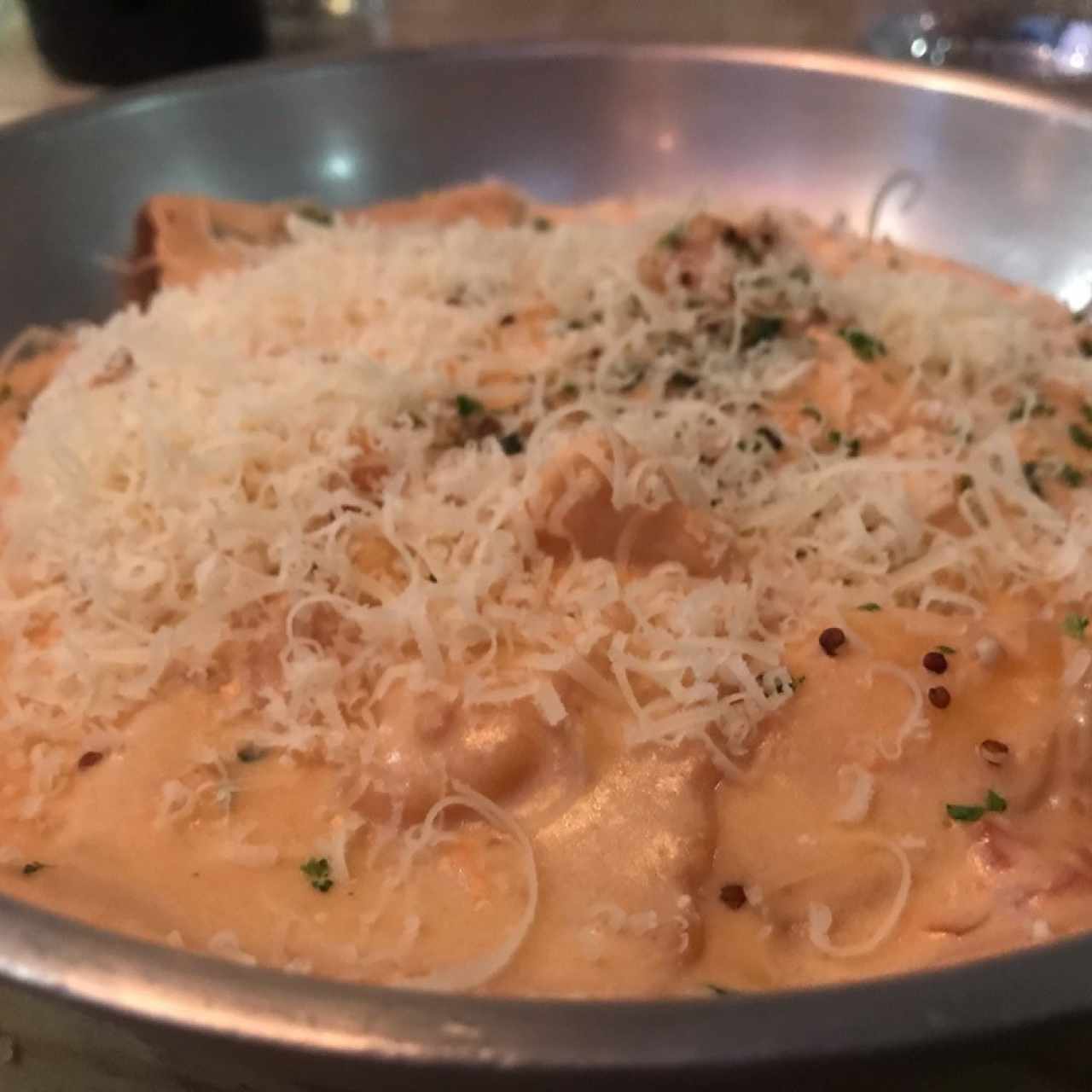 RAVIOLI DE SALMON AHUMADO Y QUESO RICOTTA, A LA CREMA DE CEBOLLINA