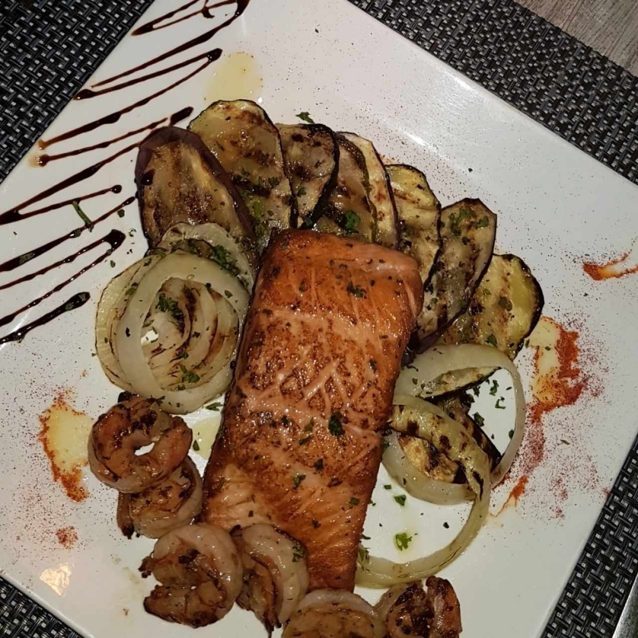 salmón con extra de camarones y vegetales.