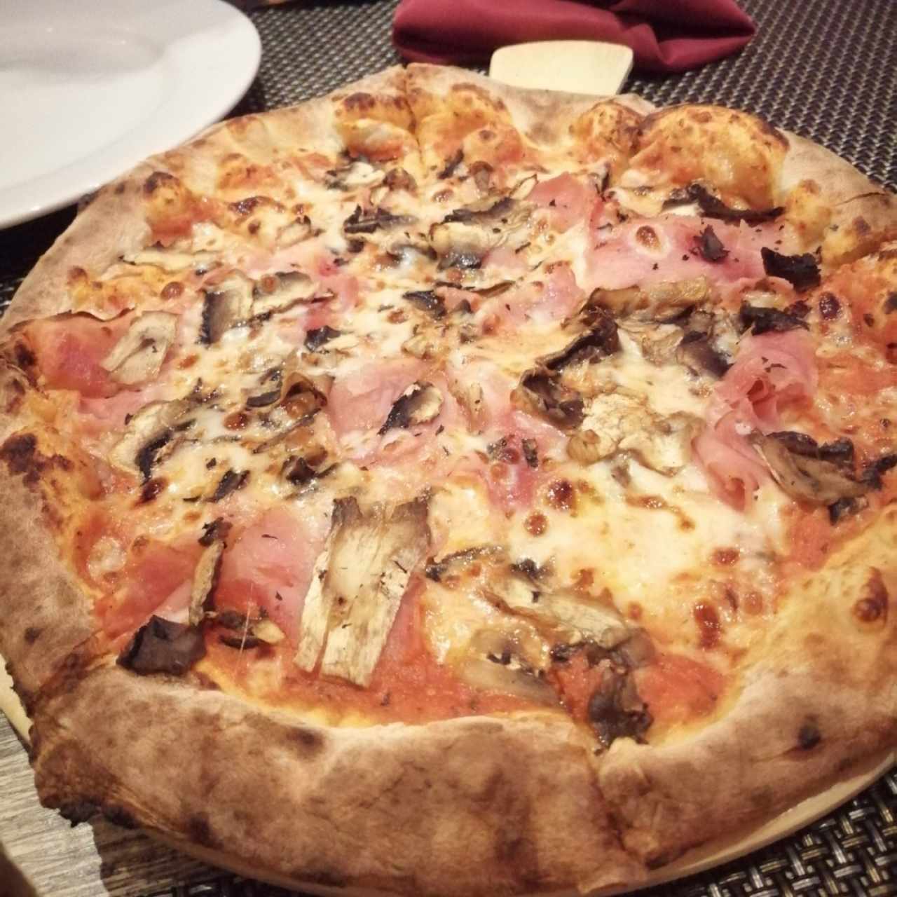 Pizza de jamón y champiñones