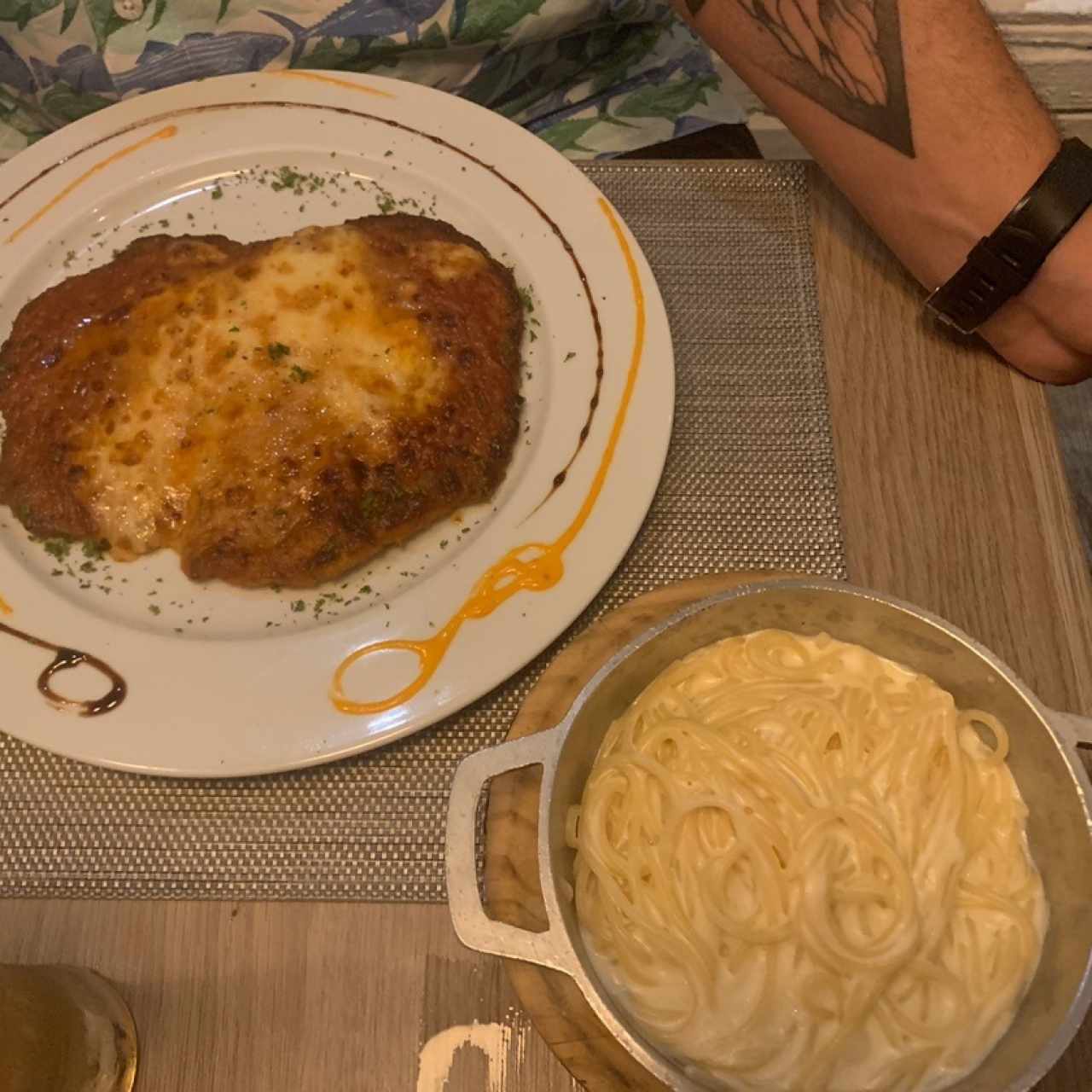 Milanesa a la parmesana con pasta a la crema 