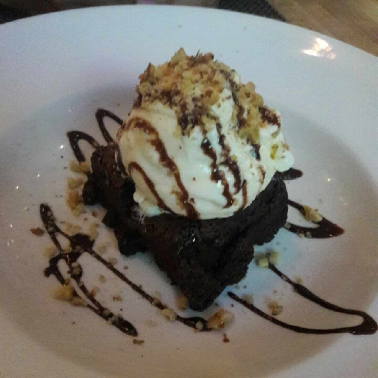 brownie con helado de vainilla