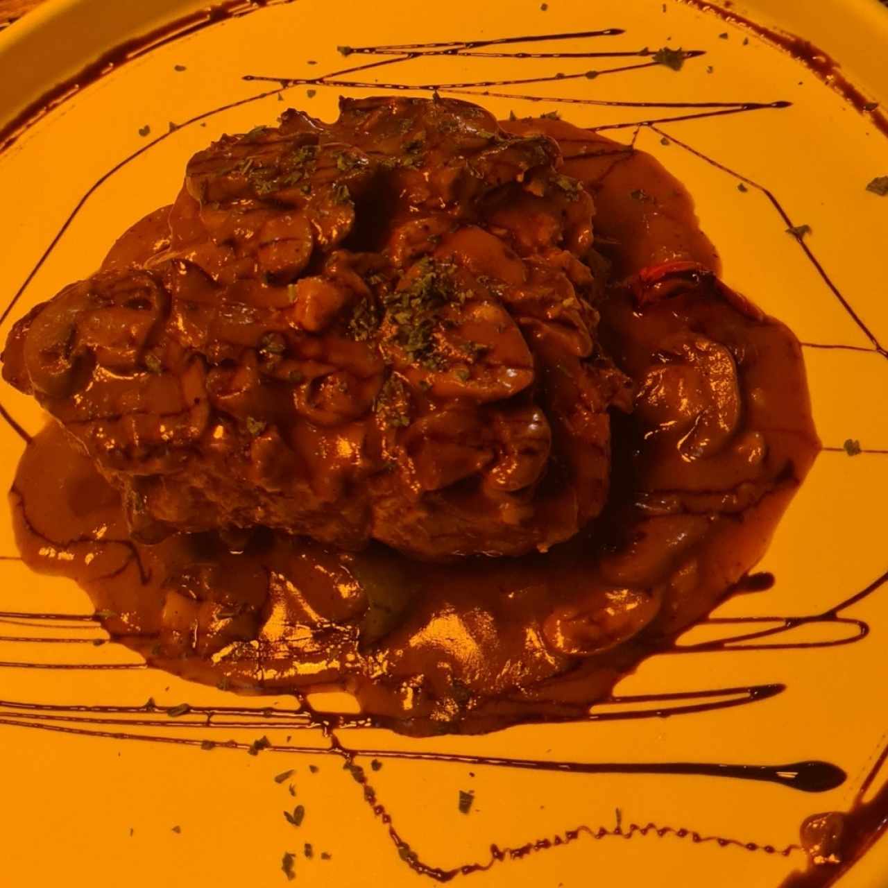 Filete de res en salsa de champiñones