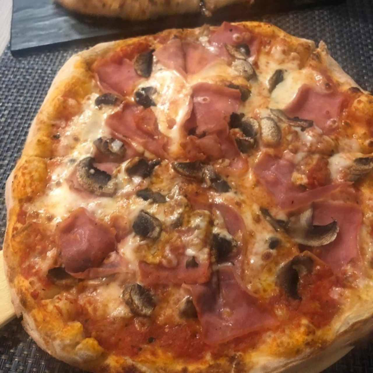 Pizza de jamon cocido con hongos