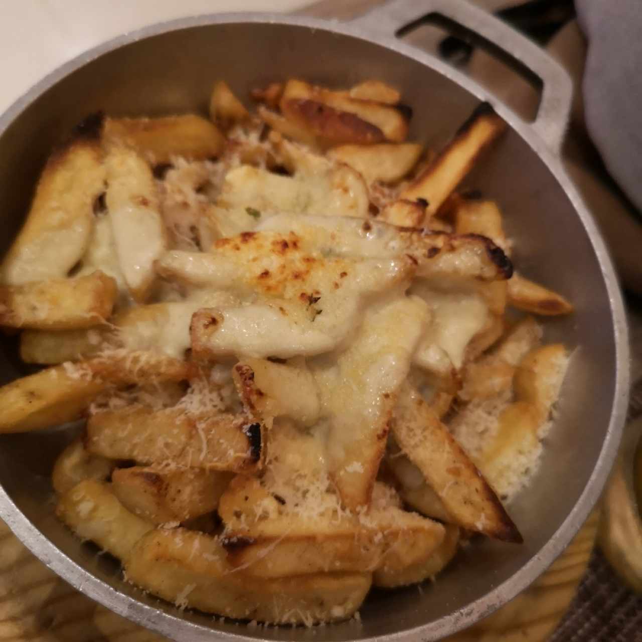 Papas fritas con parmesano