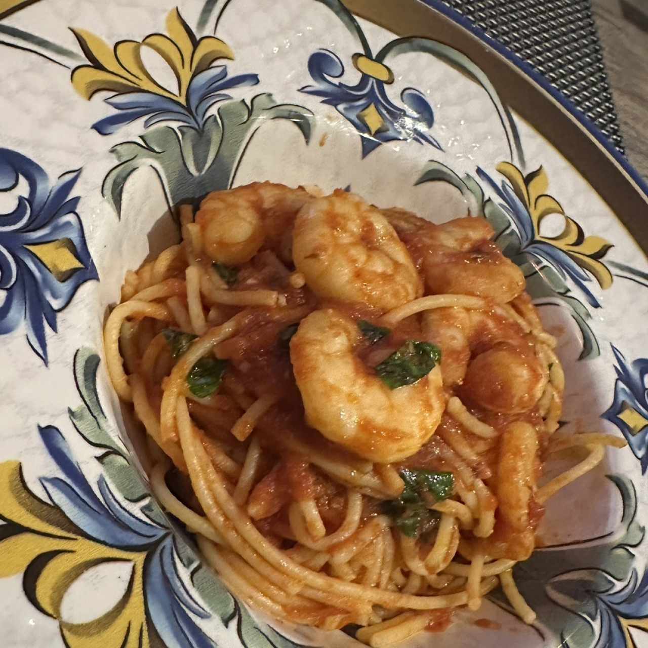 Pastq de camarones con salsa roja 