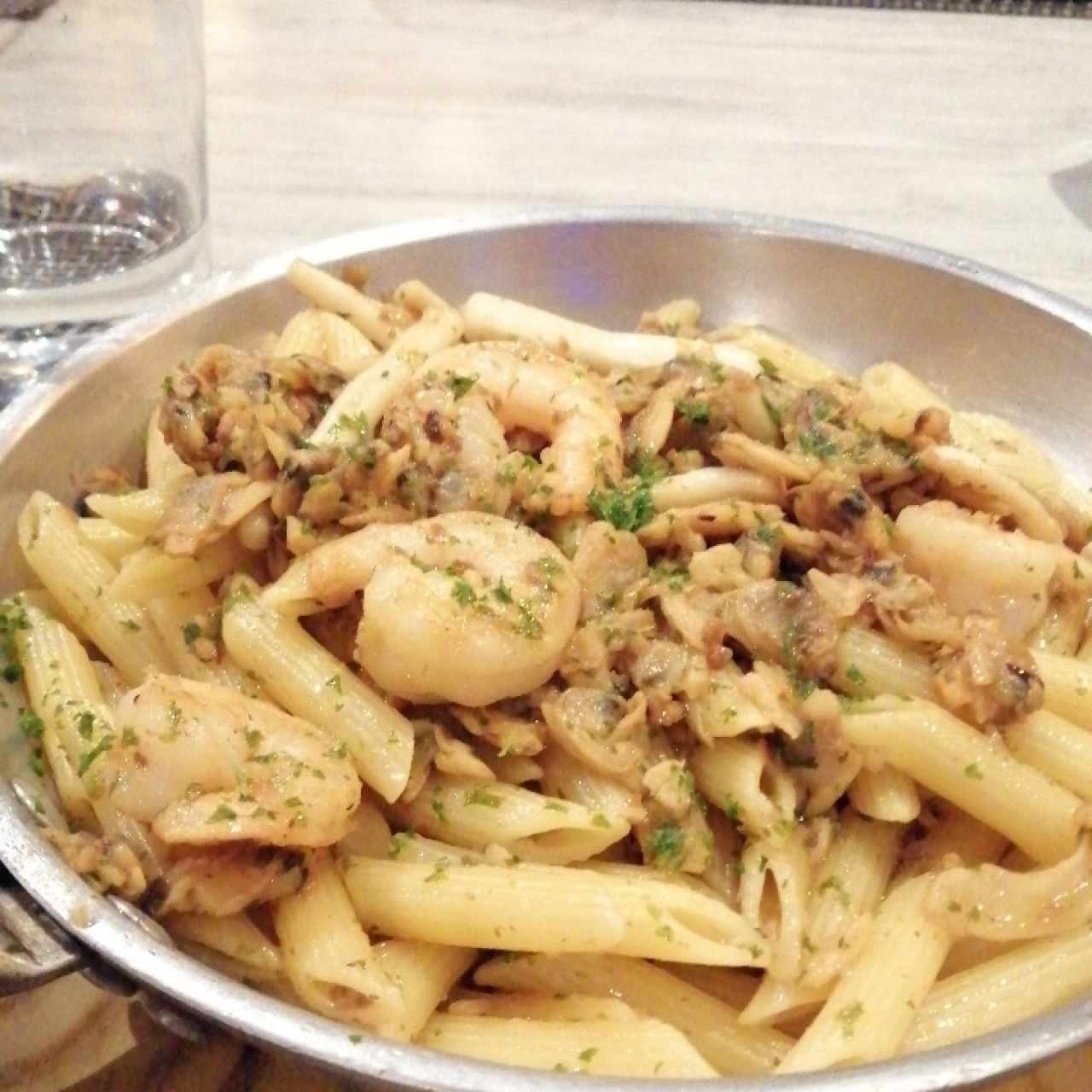 Penne Rigate Al Agilolio con Mixto Mariscos