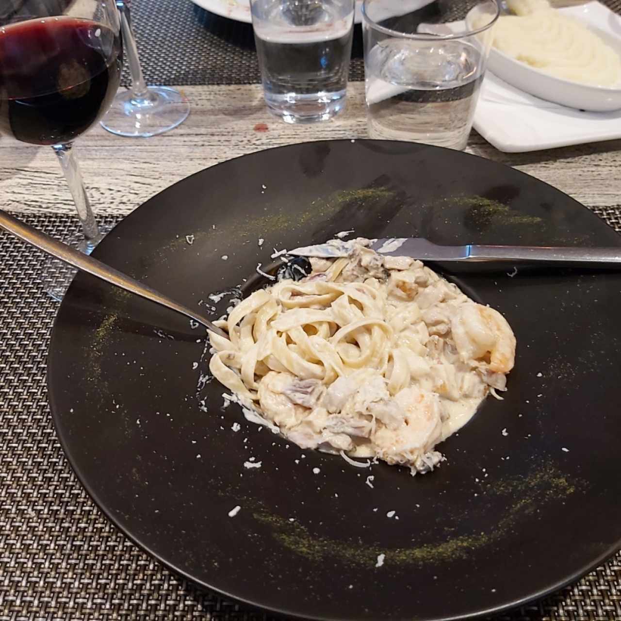 Fettuccine Strega con camarones y pollo. 