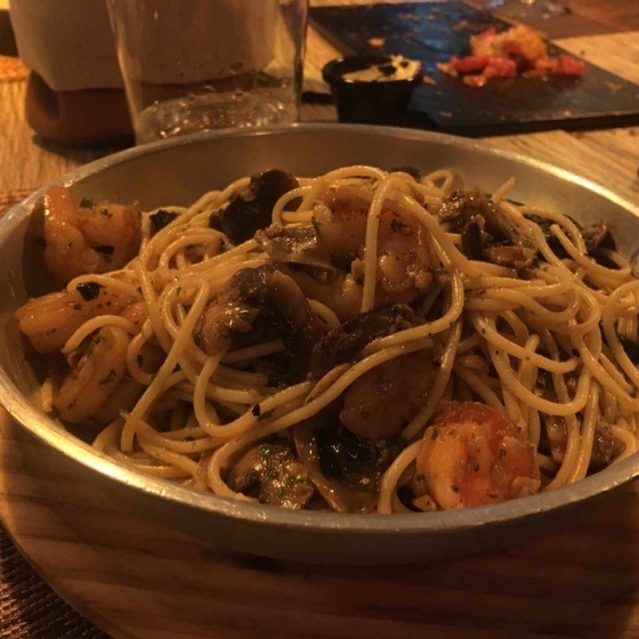 pasta con camarones y hongos al oleo