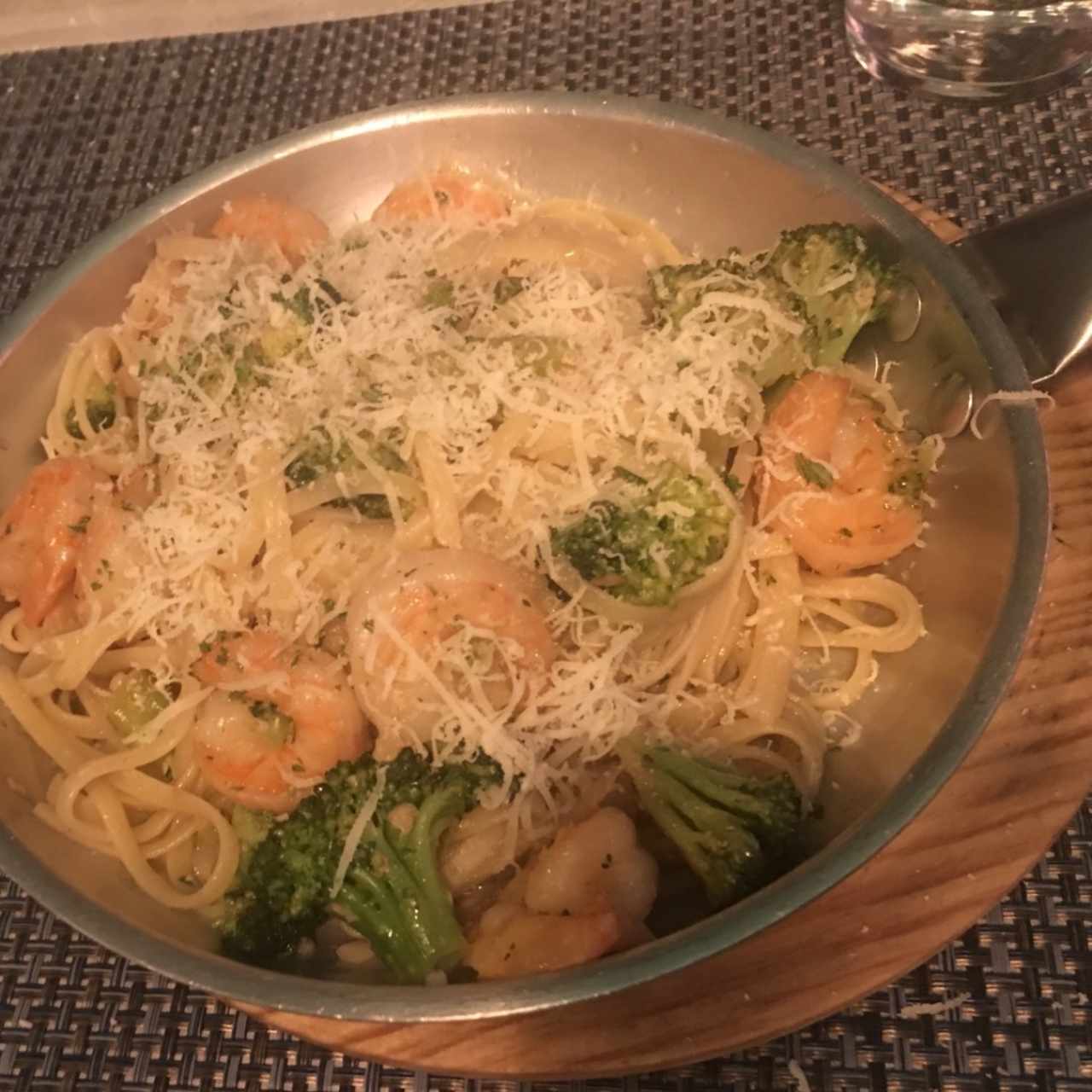 Linguini con Camaron y Brócoli