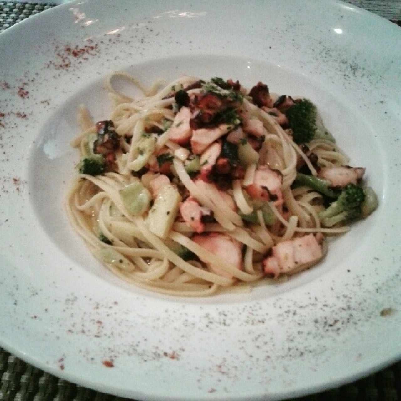 Linguini con Pulpo y Brócoli