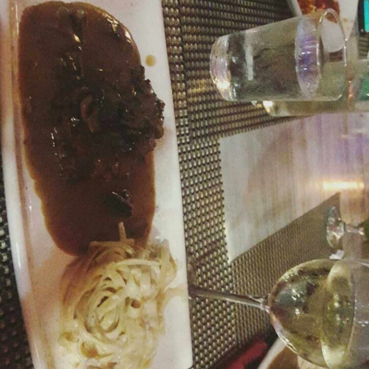 Fetuccini a la Strega con Lomito y un Vino blanco 