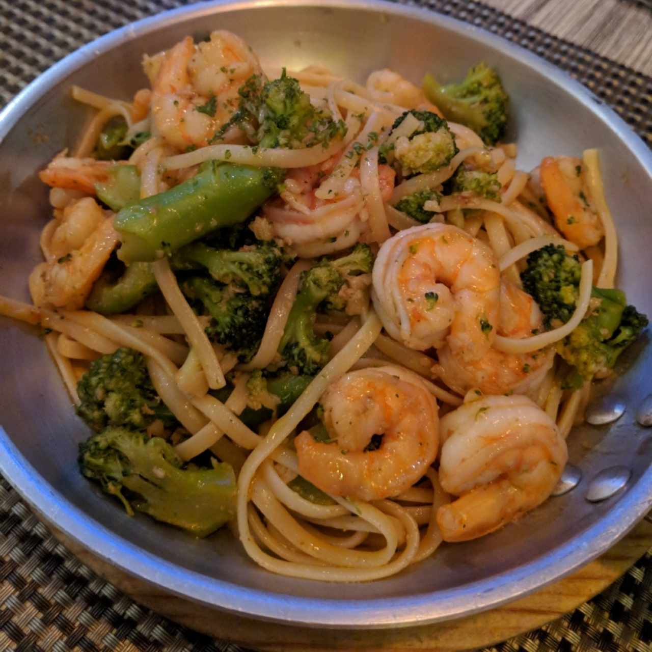 Linguini con Camaron y Brócoli