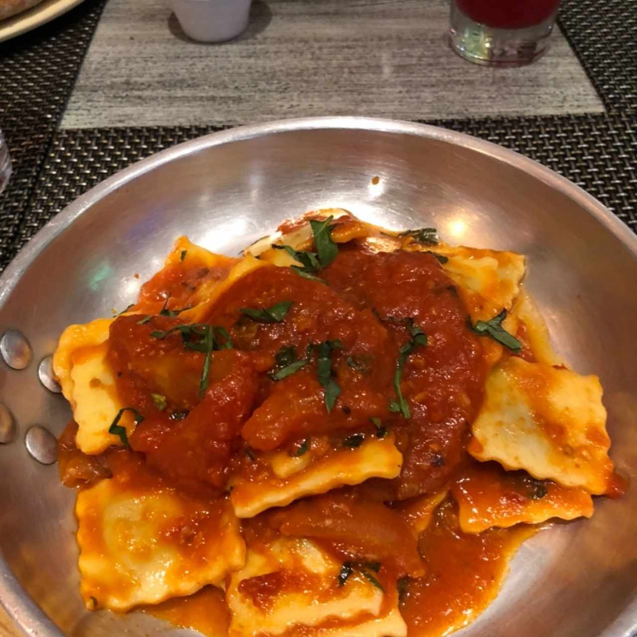 ravioli de carne con salsa pomodoro