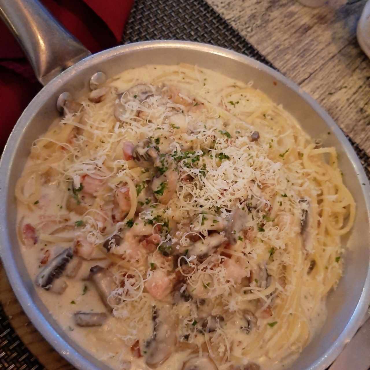 Pasta carbona con champiñones