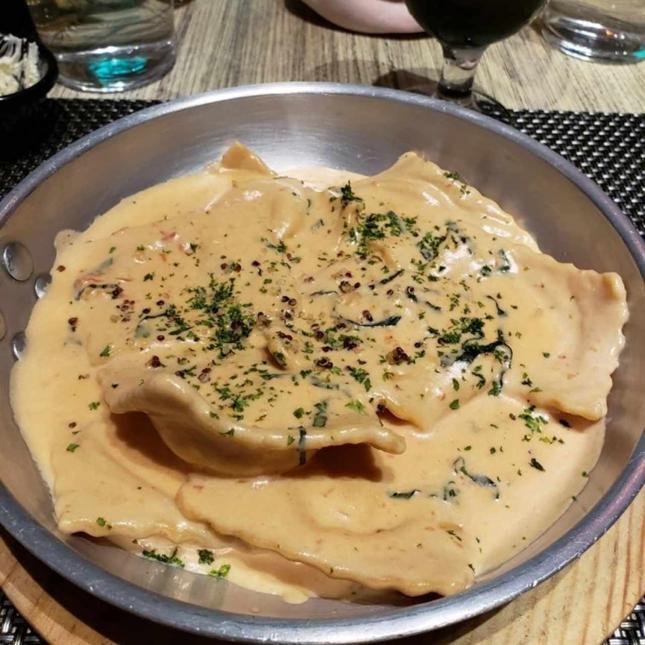 Ravioli de Salmon Ahumado y Queso Ricotta, a la Crema de Cebollina