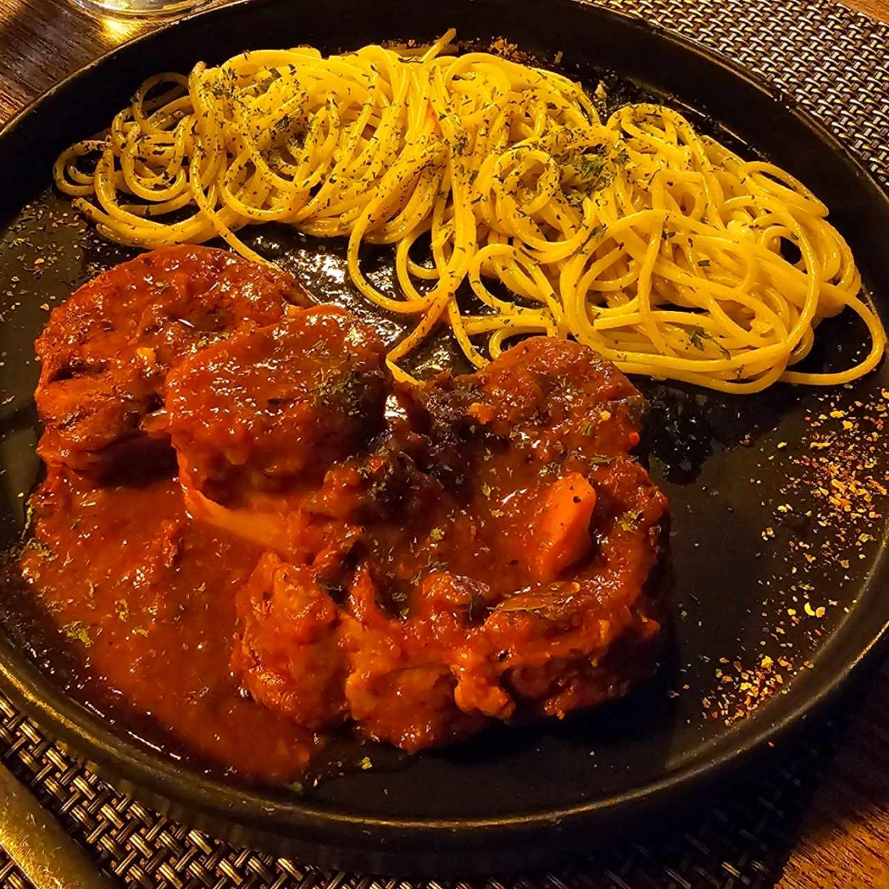 Ossobuco de Res con Linguinni a la Crema