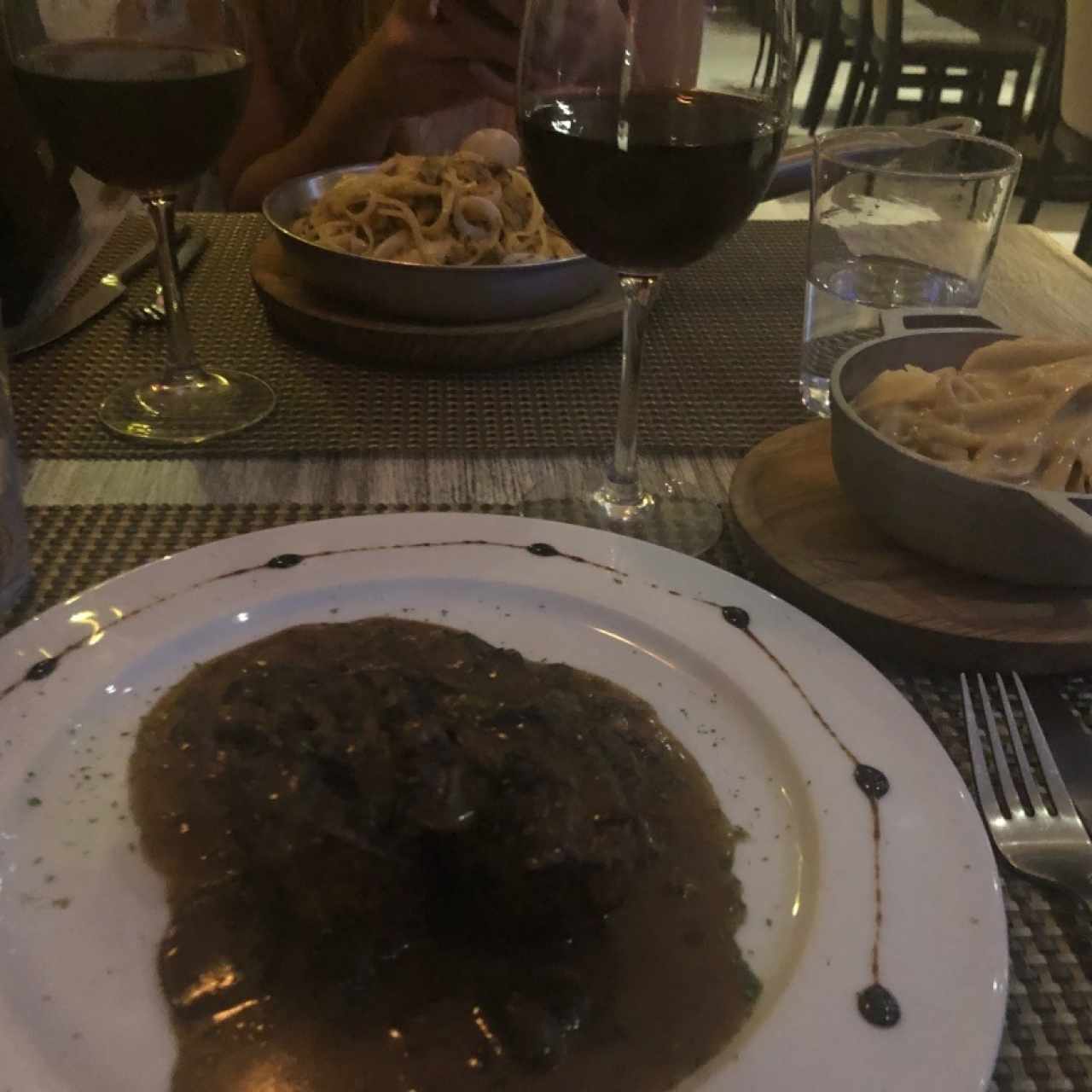 Corte de lomito en reducción de vino tinto y pasta strega