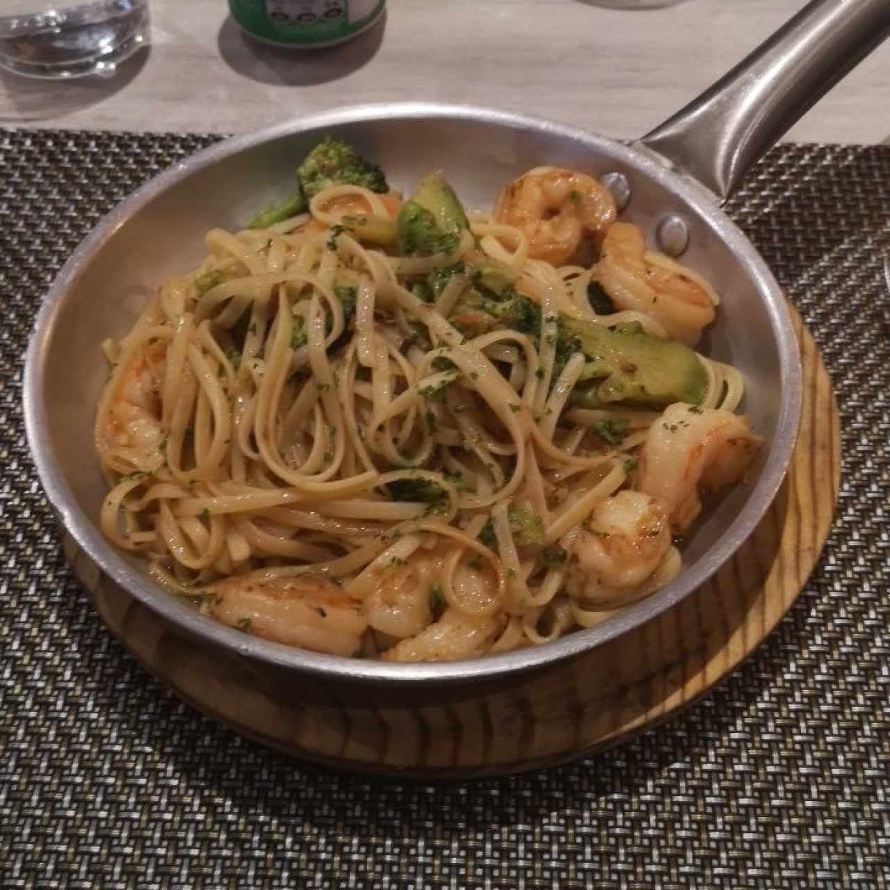 Linguinni con Brocoli y Camarones