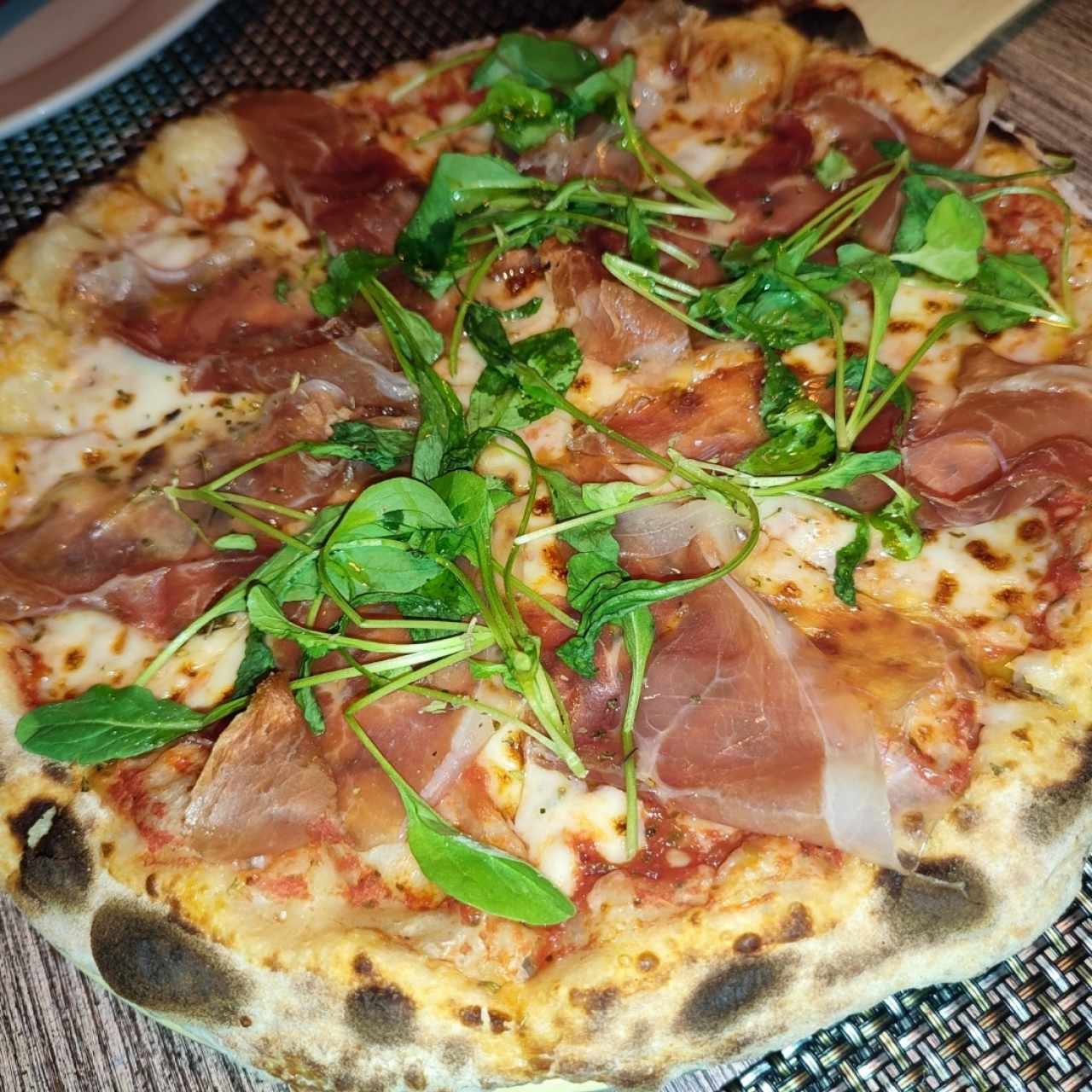 pizza de prosciutto crudo mediana