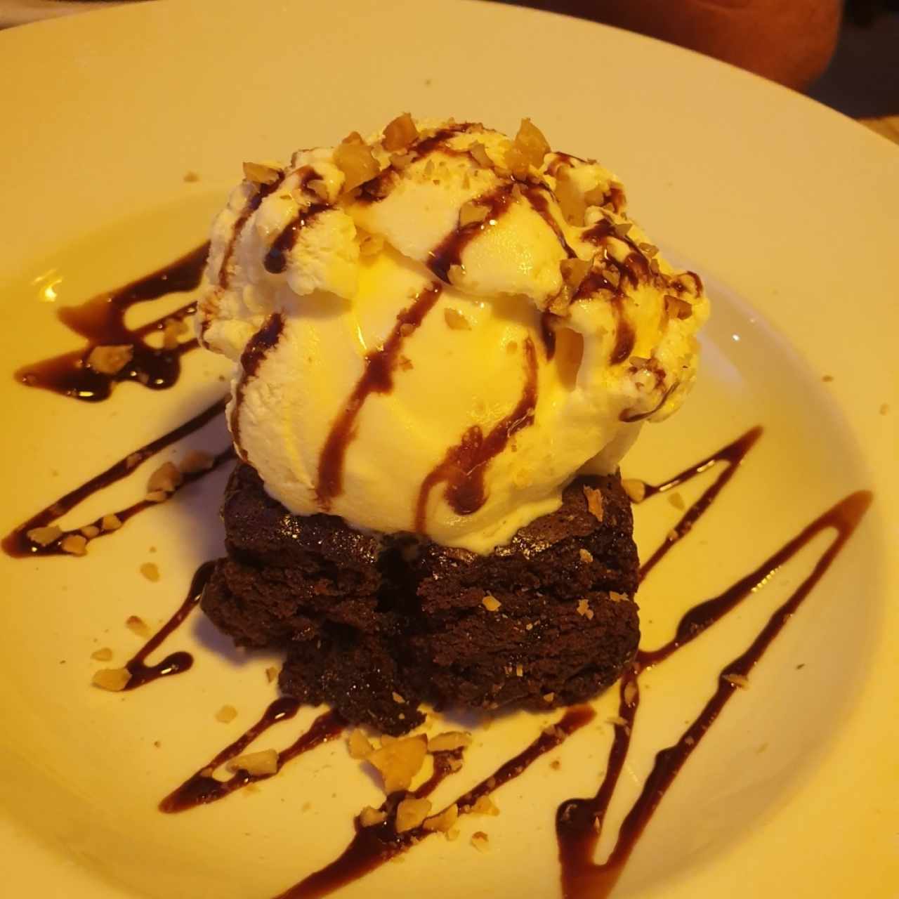 brownie con helado.