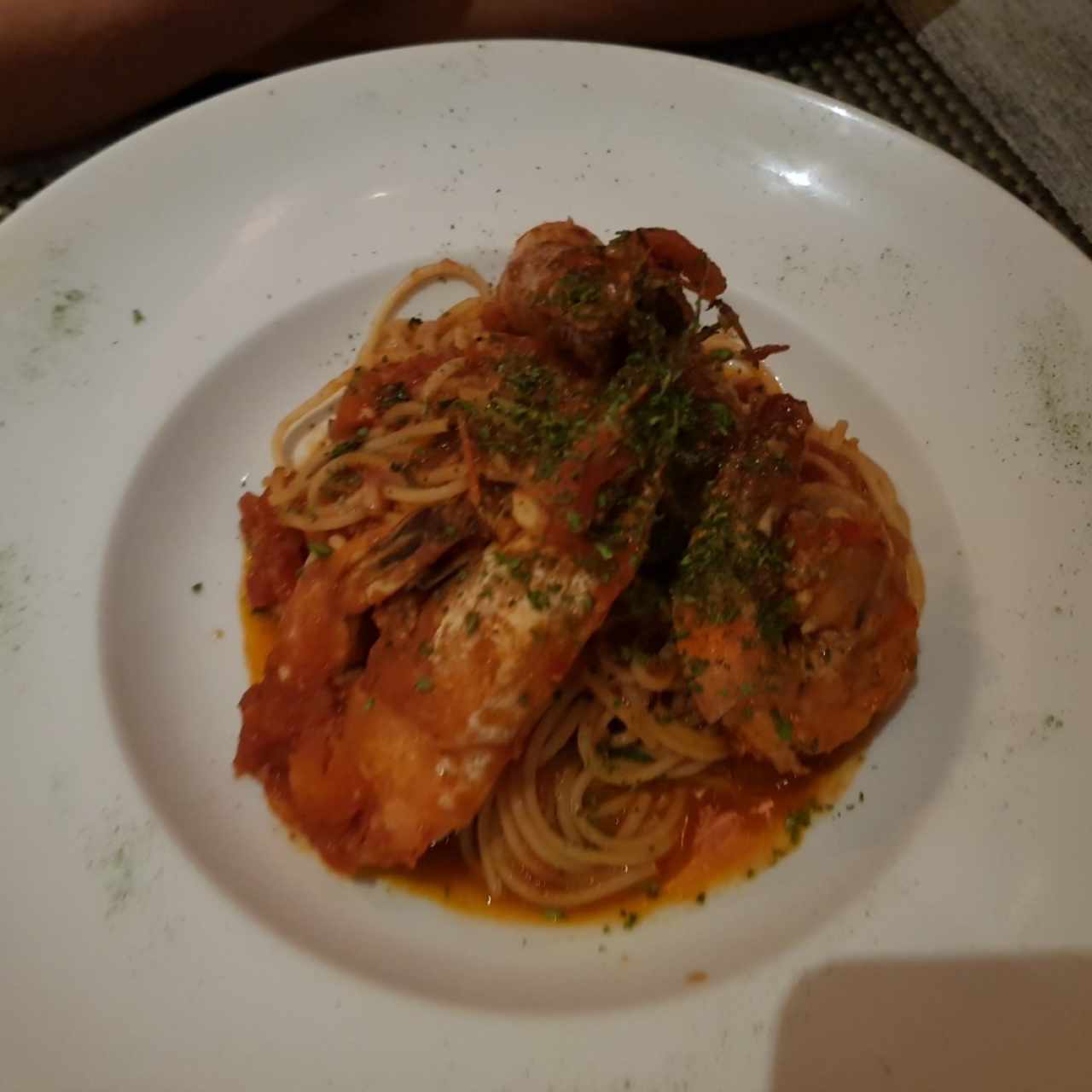 spaguettini con langostino en salsa tomate