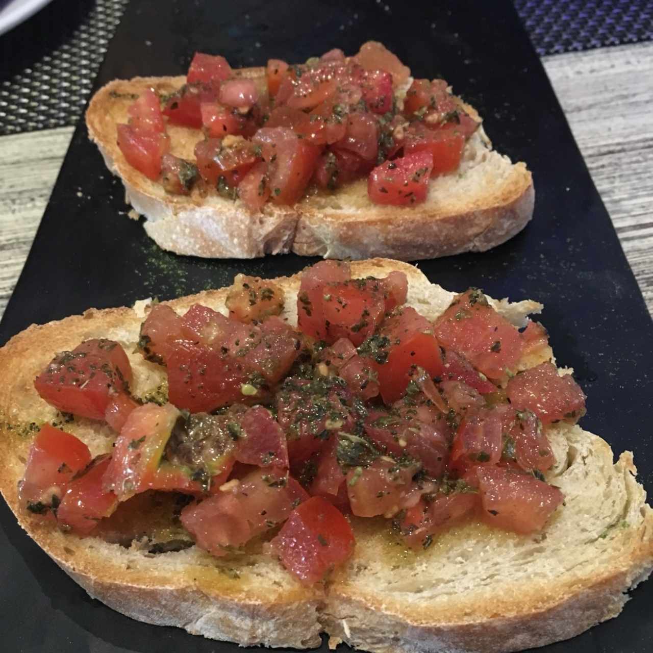 Antipasti - Bruschetta al Pomodoro (vienen 3)